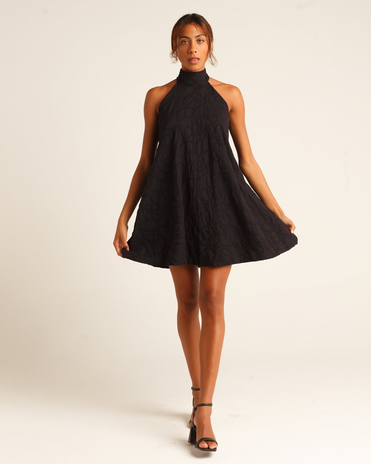 Vestido trapézio com gola alta