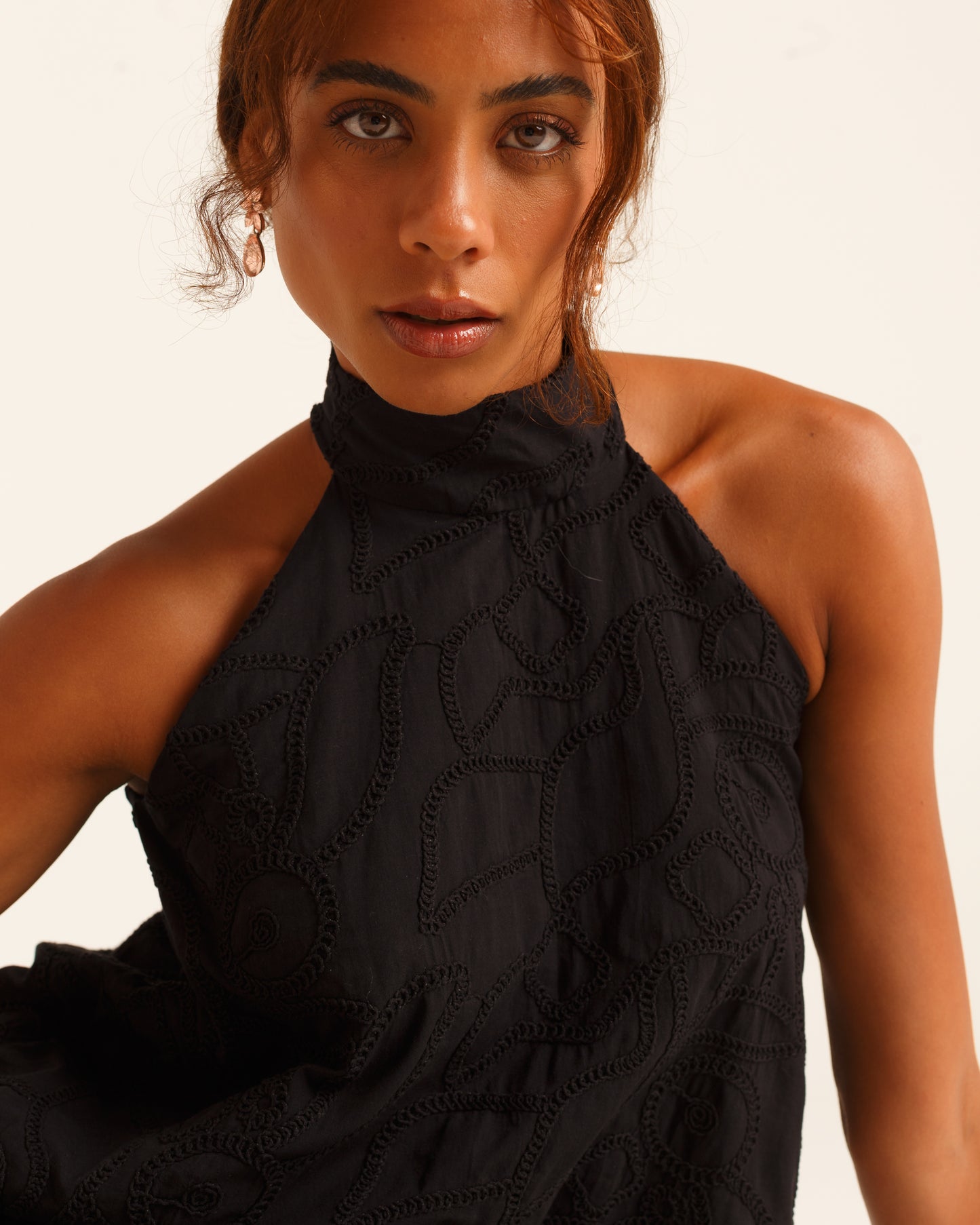 Vestido trapézio com gola alta